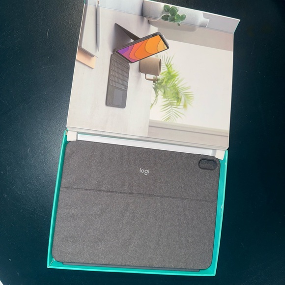 Logitech Combo Touch for iPad Air 4 & 5 generation - Picture 2 of 5